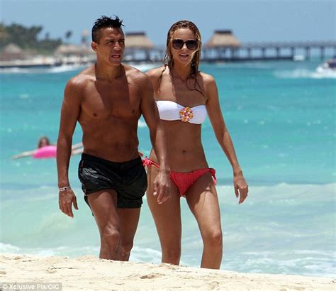 Sus goles, estadísticas e arturo vidal y alexis sánchez, de récord. Alexis Sanchez enjoys beach time with girlfriend Laia ...