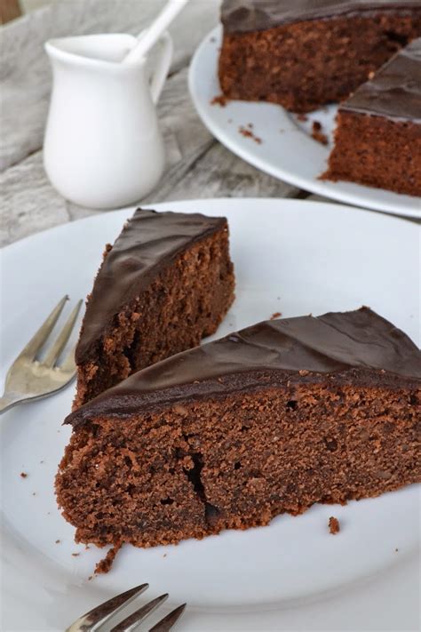 Wenn sie ihre muffins noch leckerer machen möchten, können sie das gebäck mit der schokoglasur verfeinern. Mandel-Schokoladenkuchen mit Schokoladenglasur. Schokolade ...