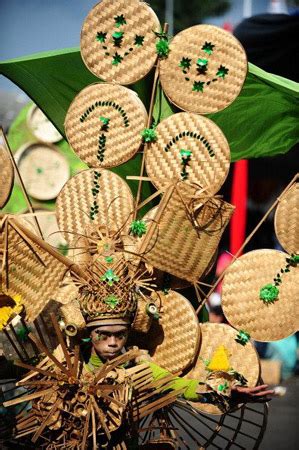 Cara membuat anyaman dari bambu. Foto-foto Kreasi Fashion Kostum Unik Carnaval Jember ...