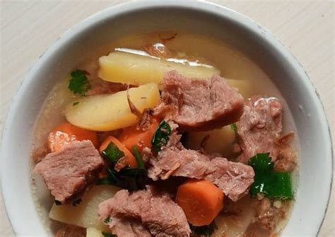 Ada banyak sekali resep bumbu sayur sop yang menggugah selera, mulai yang hanya memakai bahan sayur saja hingga yang mencampurkan daging ayam, daging sapi atau bahkan kambing. Cara Masak Sup Tulang Sapi Yang Enak / Resep Sop Tulang ...