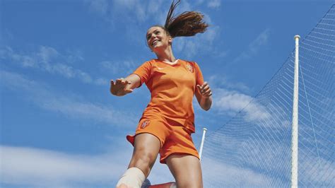 Intersport is fan van de oranje leeuwinnen. Juich mee met de Leeuwinnen in het nieuwe WK-shirt ...