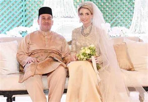 He was proclaimed as the crown prince of kelantan on 18 october 2010 upon the accession of his elder brother. Gambar perkahwinan Tengku Mahkota Kelantan, Tengku ...