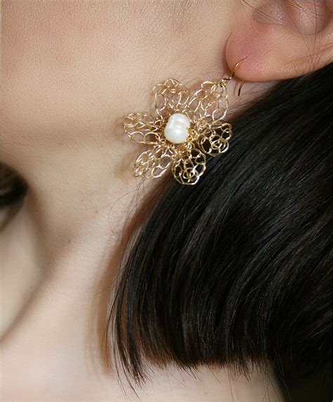 Will doosik be able to discover what kind of person jin juha is? Flower gold earrings with freshwater pearls, wire crochet ...