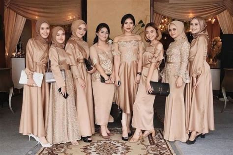 Kamini punya 10 model kebaya dari kain satin yang bisa menemani style anda sepanjang tahun ini. Inspirasi Gaun Kebaya Muslim - HijabFest