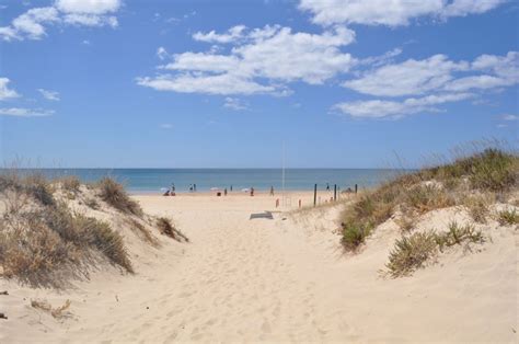 A bandeira azul que apresenta desde 1996 confirma a qualidade deste espaço, cujos principais frequentadores são os clientes do. Praia do Cabeço ou Retur