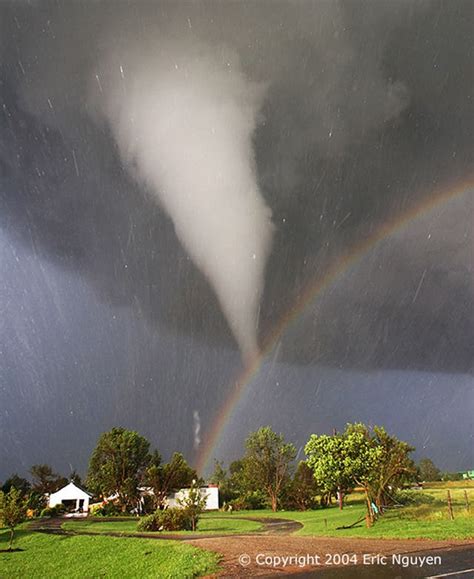 Introspectors were instructed to listen to two metronomes set at different speeds and to count the number of beats between coincident. Increíble fotografía de un tornado fundiéndose con un ...