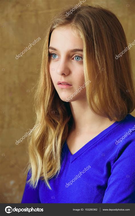 Hübsches Mädchen mit langen blonden Haaren in blauen Trikot — Stockfoto ...