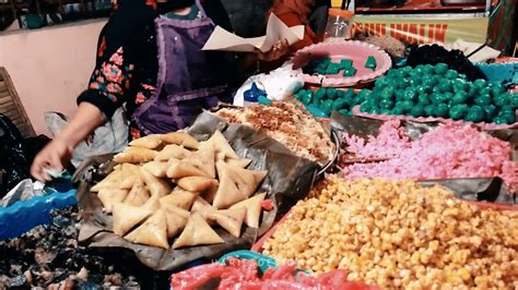 Encircling two rows of shophouses, the crowd and vendors pour in from as early as 4:00 pm. Kuliner Pasar Malam, Pasar Rakyat Yang Ngangenin - YouTube