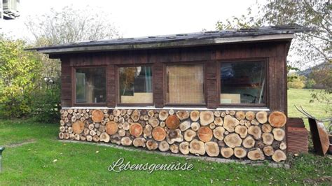 Kleine gärten modern gestalten schema von garten wände gestalten. Gartenhaus Verkleidung mit Holzscheiben #garten #holz # ...