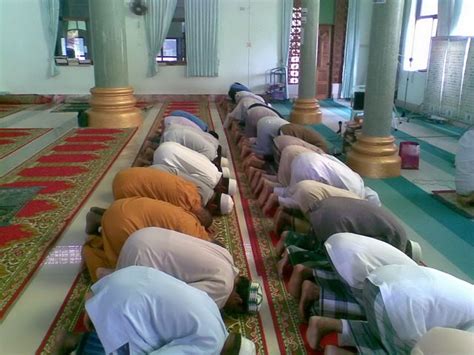 Tempat yang pelik tapi benar wujud di dunia. Gambar Hantu: Apa Kes? : Gambar Sami Sembahyang Di Masjid