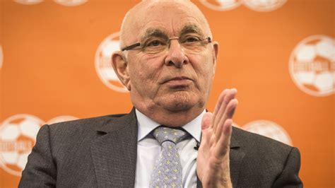 'een leeuwin op voetbalschoenen kan de hele wereld aan' knvb.tv: FA to support Michael van Praag's bid for UEFA Presidency