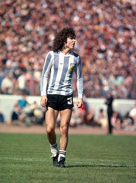 La fotographîa susodicho mostre alberto tarantini jugador de fütbol argentino, durante los finals. 02 June 1979 International football Scotland v Argentina ...