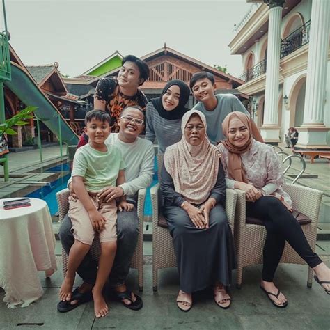 Bukan cuma nathalie yang bereaksi, sule sebagai suami juga ngaku pusing. Foto Keluarga Baru Sule dan Nathalie Holscher