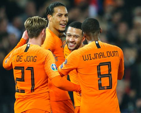 Voorlopige selectie nederlands elftal ek 2021. Bondscoach Frank de Boer presenteert selectie Nederlands ...