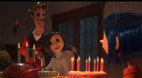 Coraline y la puerta secreta basada en una novela de neil gaiman, narra la historia de una niña que, al atravesar una pared de su casa, encuentra una versión mejorada de su vida: Reseña de: Coraline Y La Puerta Secreta | • Libros • Amino