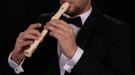 Triangle biasanya dimainkan dengan cara dipukul pada sisi. 3 Cara Memainkan Alat Musik Suling Recorder | BukaReview