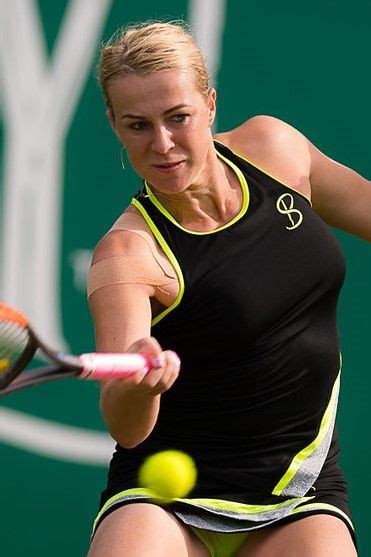 5 10'' (1.77 m) 158.4 lbs (72 kg). Anastasia Pavlyuchenkova em 2020