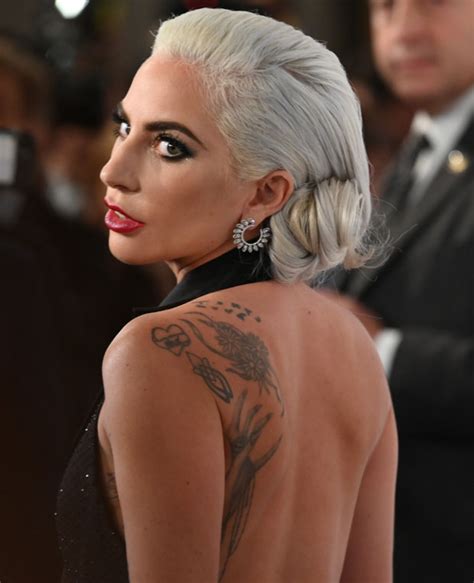 ارتدت الليدي جاجا، خلال جلسة تصوير في مدينة نيويورك خاصة بـ vanity fair، كعادتها حيث فاجأت كل من رآها لأنها عرفت من أول ظهورها بقصر القامة، وقد تبين أن جاجا كانت ترتدي. فستان ليدى جاجا بأكثر من 23 ألف قطعة كريستال.. اعرف ...