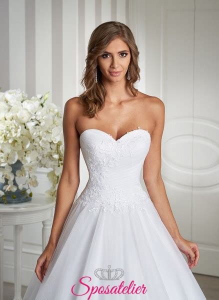 Confezione da 144 calle medie, morbide al tatto e di un bianco elegante quanto la cura dettagli utilizzata nella creazione di questa raffinata miniatura. Abito da Sposa matrimonio semplice elegante e raffinato ...