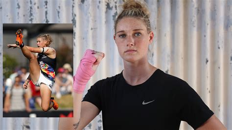 Aflw & carlton fc star tayla harris wins her first professional boxing title on team ellis boxing's footballer tayla harris was stunned when a photo of her kicking a ball went viral in march 2019. Tayla Harris AFLW photo: Boxing story on journey