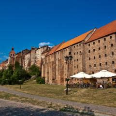 W średniowieczu grudziądz, dzięki położeniu przy rzece i żyznej ziemi chełmińskiej, stał się znaczącym ośrodkiem handlu zbożem spichrze ul. Grudziadz spichrze