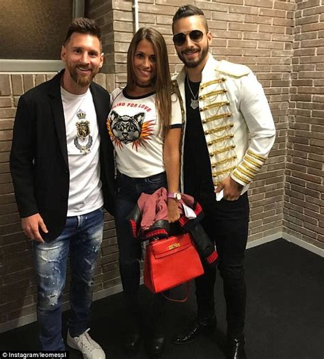 Jugador del club atlético de madrid. Messi, Luis Suarez and wives celebrate Barcelona's victory ...