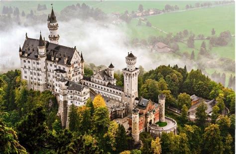 The castle was built to be a secondary residence for the king of bavaria. 10x de mooiste kastelen van Duitsland | Duitsland kastelen ...