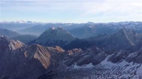 Genießen sie das einmalige erlebnis der grandiosen aussicht vom höchsten gipfel deutschlands über das bayrische. Zugspitze Aussicht - YouTube