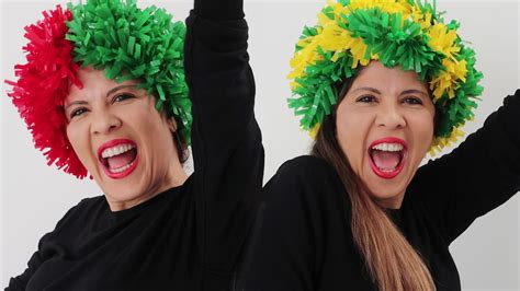 A cantora publicou uma fotografia em que aparece com dentes falsos, estrelas a tapar as mamas, uma peruca loira e um chapéu. Como Fazer Peruca Colorida para Torcer pelo seu time e ...