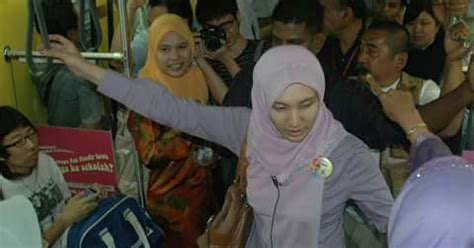 Nurul anisah selak bajnu pendidikan jasmani tunjuk tetek. yusmanzaharizakaria: Izzah Dedah 'Tetek' Dalam Tren?