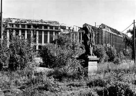 Zahlreiche orte in berlin erinnern an den tag. Verwilderter Leipziger Platz mit Denkmal im Gebüsch ...