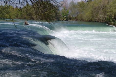 The white, foaming water of the manavgat waterfalls flows powerfully over the rocks. Manavgat Wasserfall - im Frühjahr mit viel Wasser