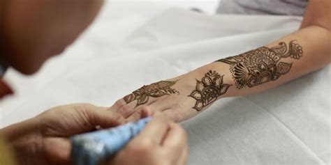 Cara membuat henna tangan simple dan mudah. 4 Cara Membuat Henna, Mudah Dipraktikkan | merdeka.com