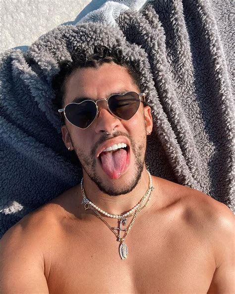 Что слушали в россии в 2020 году. Bad Bunny Surprise Releases New Album Las Que No Iban a ...