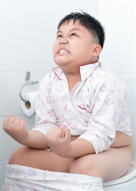 Zum transport kann die toilette flach zusammengelegt werden, aufgebaut bietet sie hingegen mit 37 cm eine normale sitzhöhe. Junge Auf Outdoor Toilette - Junge Sitzt Auf Der Toilette ...