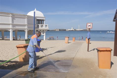 15 paraísos en la costa de la luz: El Ayuntamiento de Cádiz inicia labores de limpieza en la ...