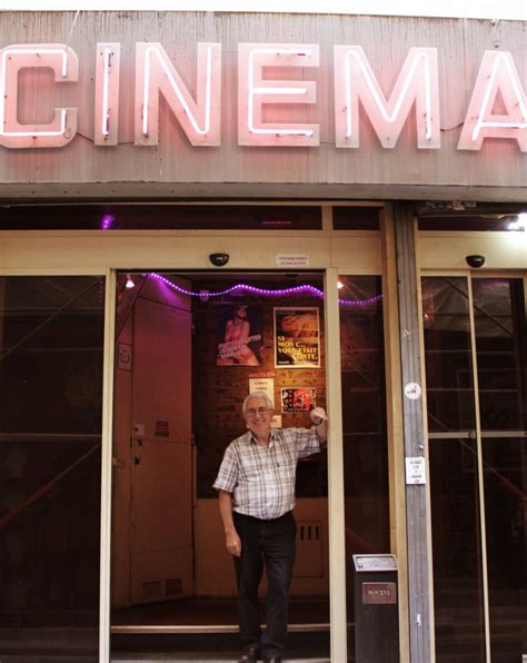 Sociétalement, il est également bien préférable que la machine humaine s'arrête brutalement plutôt. Elle Se Fait Tripoter Au Cinema - Ma Femme Se Fait ...