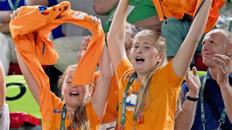 Olympische spelen live kijken op een apparaat naar keuze volg live sporten op npo 1 meld je aan en kijk direct kijk thuis of op vakantie. Goud voor Sanne Wevers op de balk | NOS Jeugdjournaal