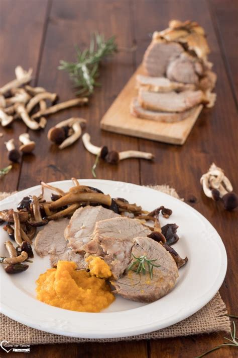 Scaldare l'olio in un tegame e farvi rosolare il pollo aromatizzato. Arrosto di vitello con funghi, arrosto di vitello in ...