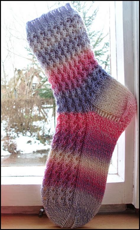Runden glatt rechts stricken bis zur ferse. Februar 2015 | Socken stricken, Socken stricken muster ...