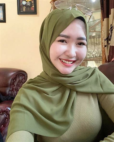 Sini sama ukhti hijab l0nte, aku mau jilat punya kamu. Pin on Vera