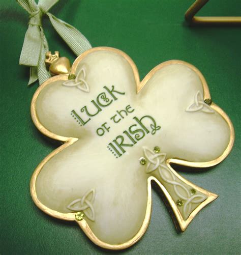 Every ornament gift from the irish jewelry company comes gift boxed in our signature style. Celtic Wedding Traditions and Decorations | Shamrock ...