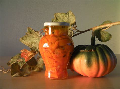 Zucca sott'olio adoro la zucca, mi è sempre piaciuta, ma da piccola ero abituata a mangiare la zucca soltanto con la pasta. Zucca sott'olio - A tavola coi delfini