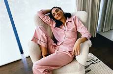 gadot gaya leaked gara kritik tuai cuitan sederhana aktris kontroversial israel tampil mempesona sleepwear celebmafia scandalplanet