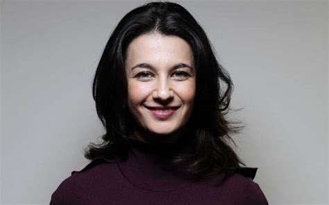 Yalda hakim's face is familiar to millions of bbc viewers abroad and her reporting is also fast yalda hakim, an afghan journalist who was smuggled out of kabul as a baby and now works at the bbc. Yalda Hakim - Australian broadcaster - BiographyTree