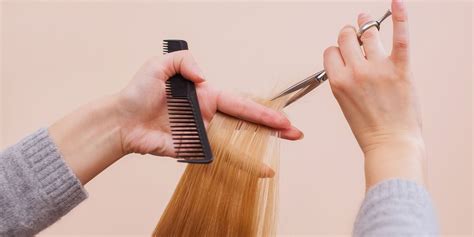 Placer la raie de vos cheveux courts méchés : La coupe de cheveux à sec, on tente ? | Coupe de cheveux, Coiffures pour l'école, Cheveux secs