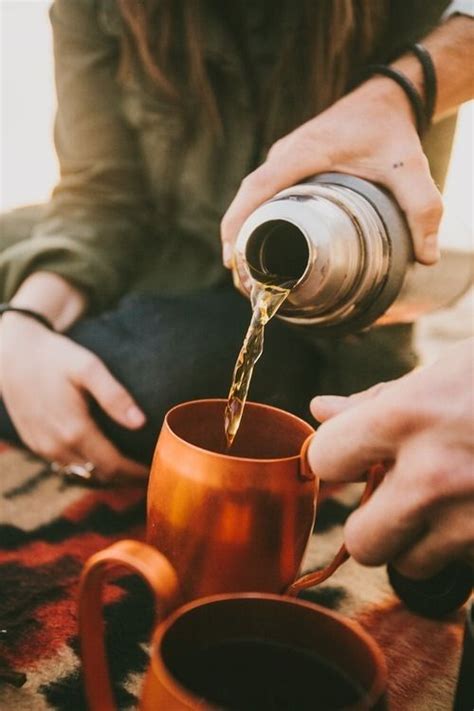 Weitere ideen zu fotoshooting freunde, freunde fotografie, fotoshooting. by the campfire - schöngeist | Camping kaffee, Picknick ...