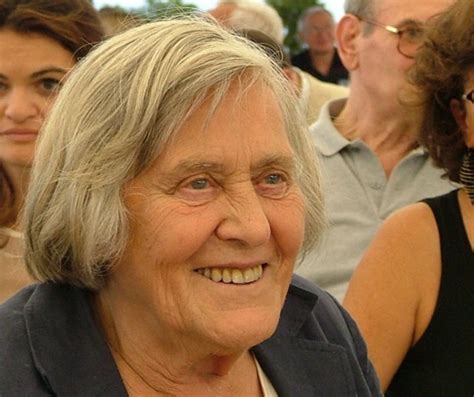 She first chose literature, as she liked to write assays and had done classical studies in high school. Margherita Hack senatrice a vita: il giusto tributo ad una ...