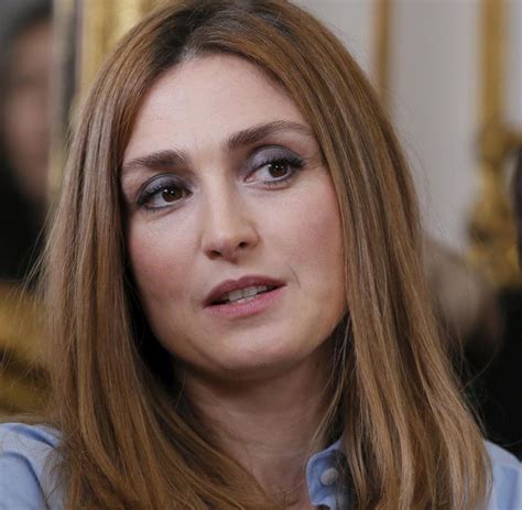 She is also known for being the partner of the former president of the french republic, f. Julie Gayet: So tickt Frankreichs „illegale First Lady" - WELT