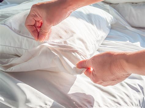 Pulire materassi e cuscini in prossimità delle cuciture, dove la quantità di acari è maggiore; 5 modi di eliminare gli acari in camera da letto